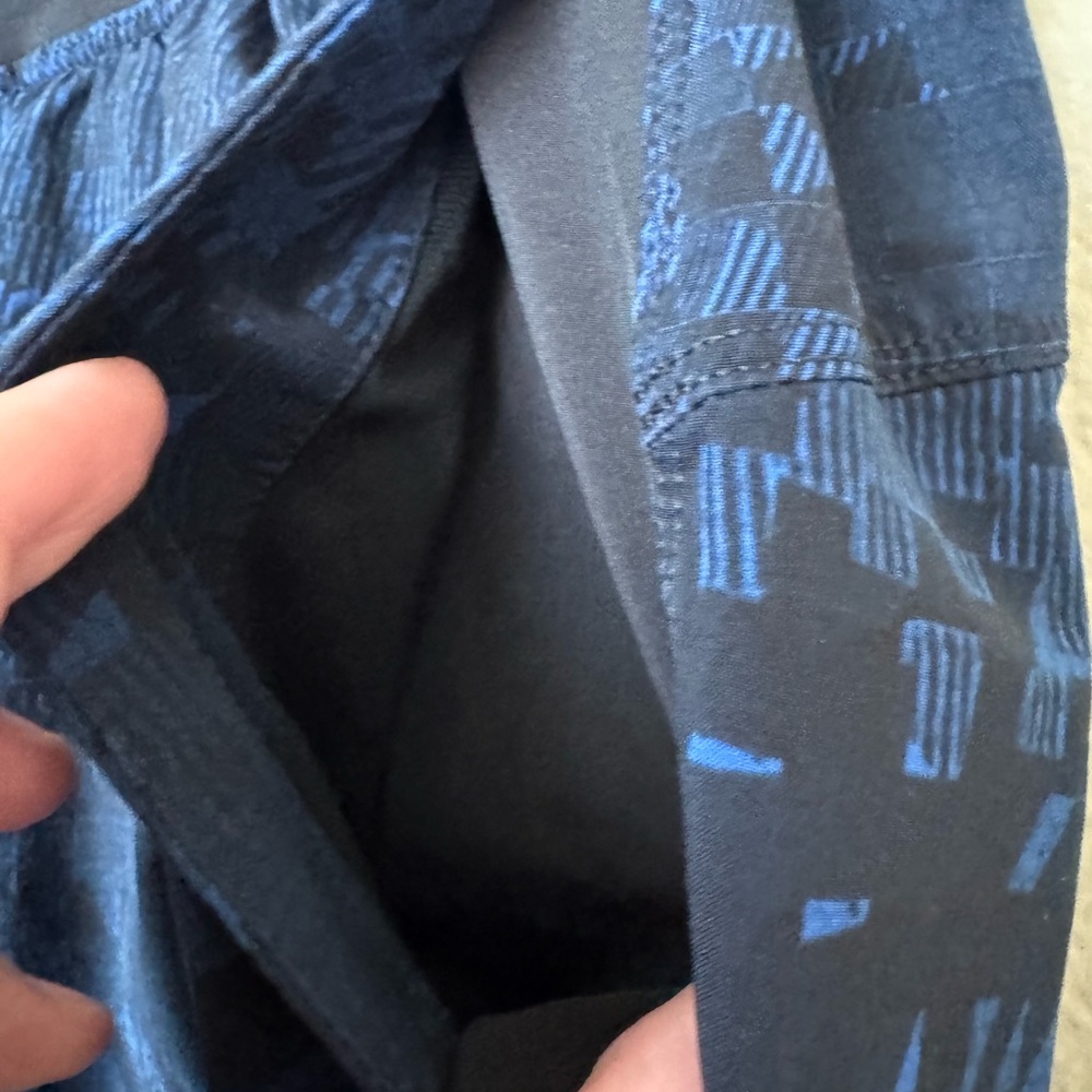 Lululemon Men’s Small pace breaker blue & black 9” Shorts - Picture 10 of 11